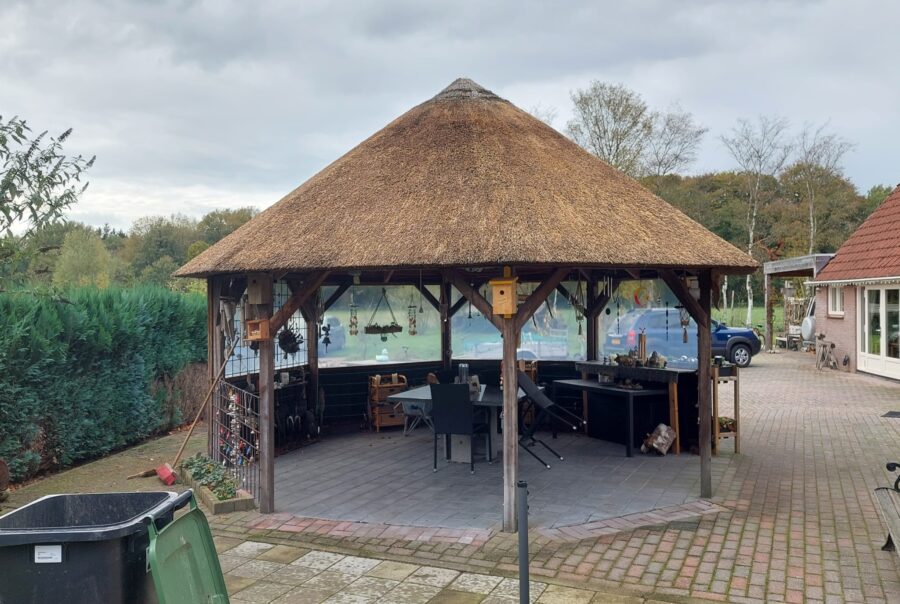 Schoonmaak van prieel in Zuidwolde