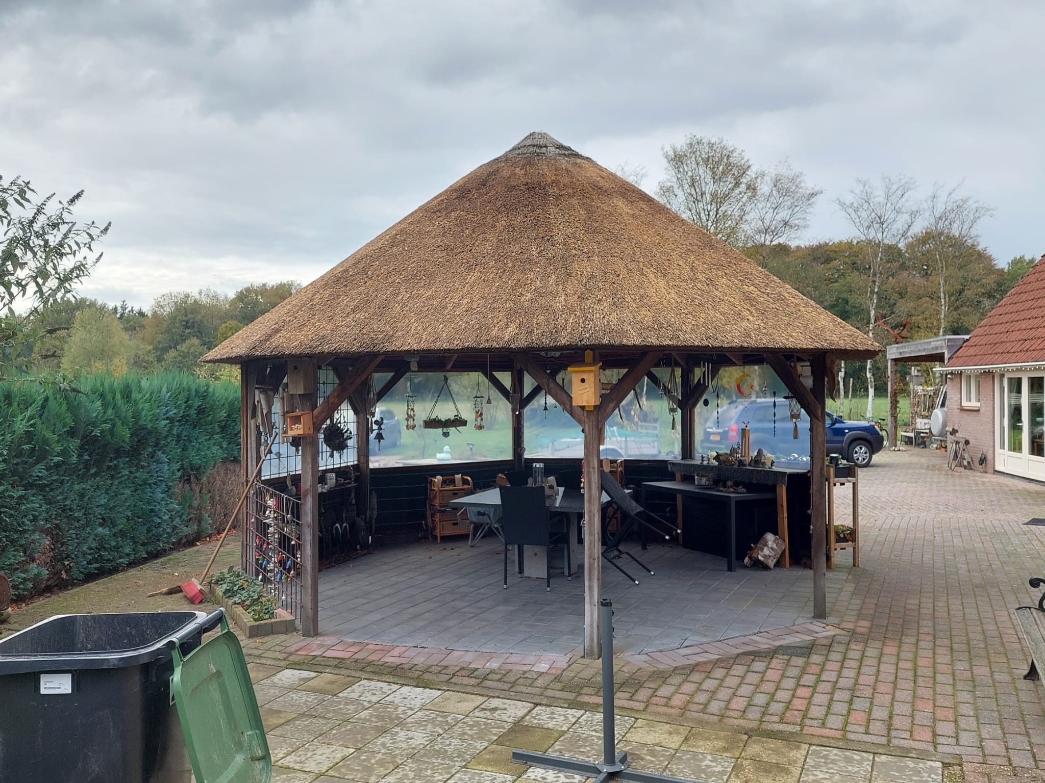 Schoonmaak van prieel in Zuidwolde