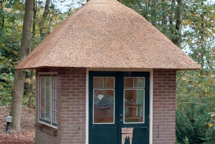 Tuinhuis rietgedekt in Pesse